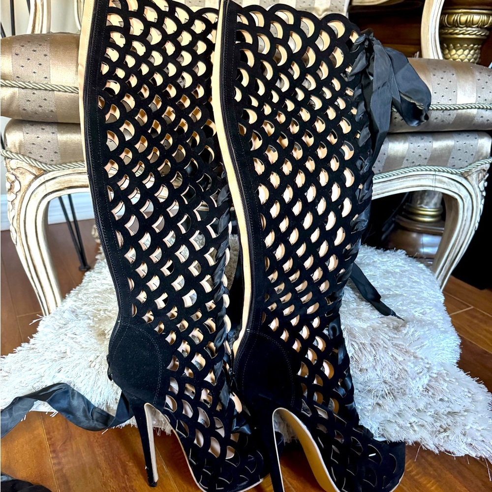 Black sexy high sandal with lace.